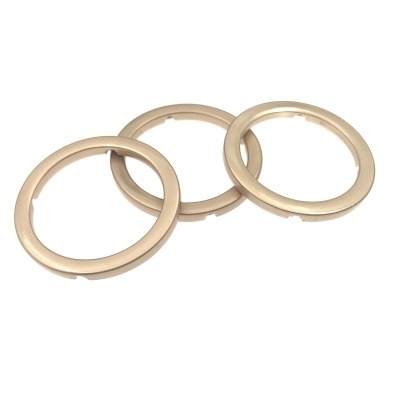 Três anéis metálicos dourados sobre fundo branco