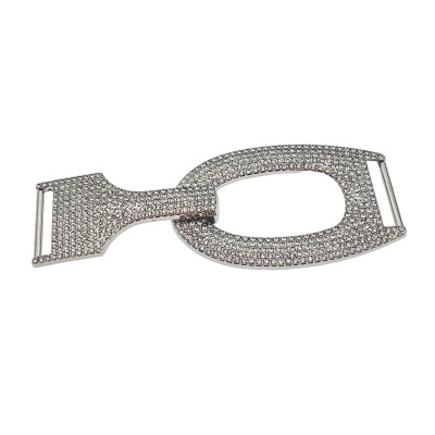Fivela decorativa prateada com strass em fundo branco