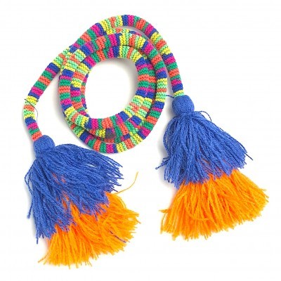 Corda colorida com franjas azuis e laranjas sobre fundo branco