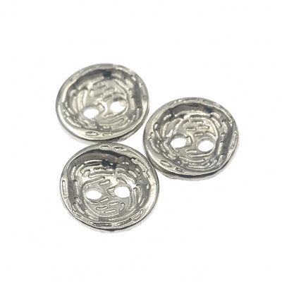 Três botões redondos prateados com padrão em relevo e dois furos cada.
