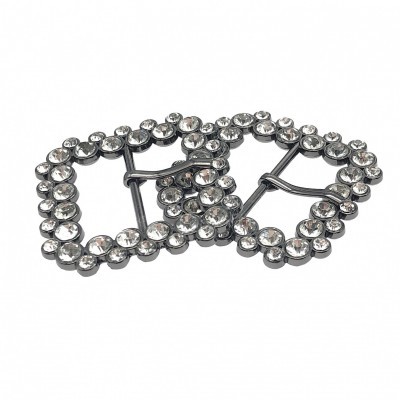 Fivelas de metal prateado com pedras brilhantes ovaladas