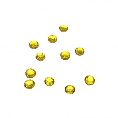 Cristais redondos amarelos facetados sobre fundo branco