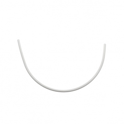 Cabo branco fino arqueado com textura lisa