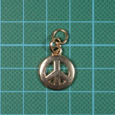 Pingente metálico dourado símbolo da paz