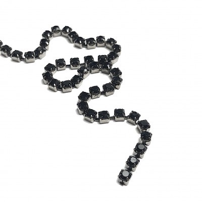 Colar com pedras pretas quadradas em base prateada