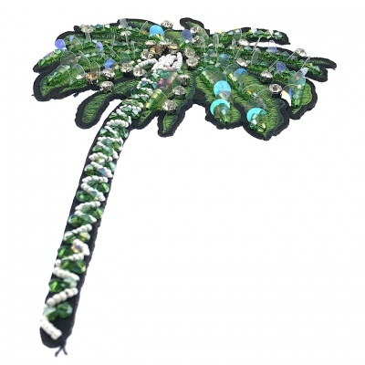 Aplicação bordada em forma de folha de palmeira com miçangas coloridas em fundo preto