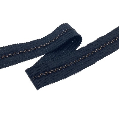 Faixa elástica preta com costura castanha sobre fundo branco