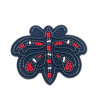 Broche forma borboleta com miçangas coloridas