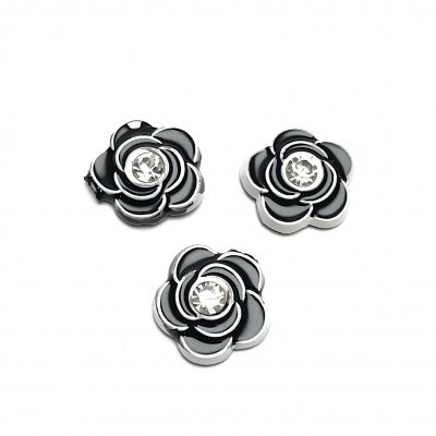 Três pendentes florais pretos e prateados com pedras centrais sobre fundo branco