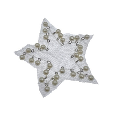 Estrela branca de tecido com pérolas e fios metálicos