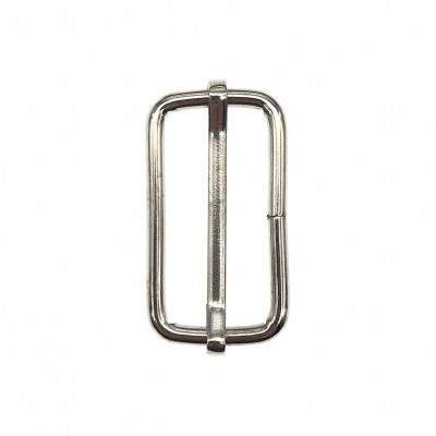 Fivela retangular de metal prateado com barra central móvel