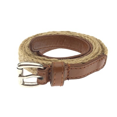 Cinto de ráfia natural com couro castanho e fivela metálica