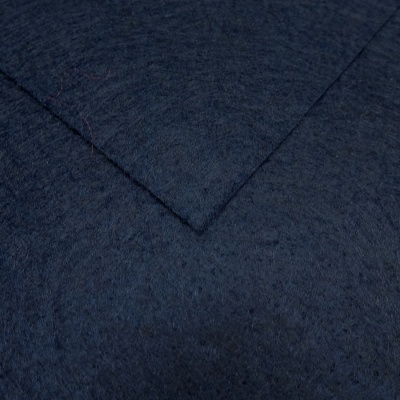 tecido azul escuro com textura felpuda e dobras