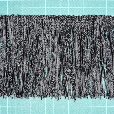 Fita de franjas em tecido cinzento com textura sobre fundo azul com grelha branca