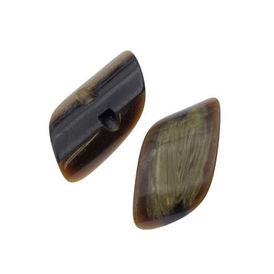 Dois botões oblíquos castanhos e pretos com textura marmoreada e furo central