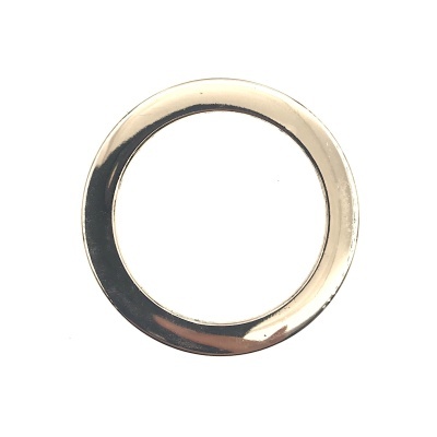 Anel metálico prateado circular liso