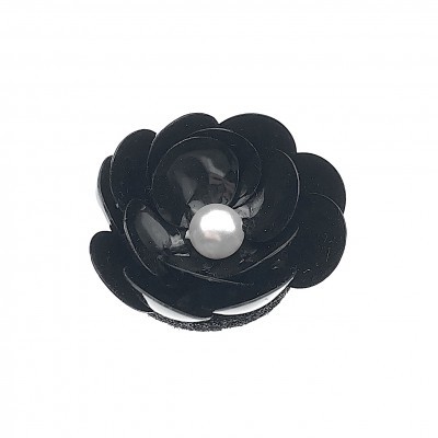 Broche ou anel em forma de flor preta com pérola branca no centro