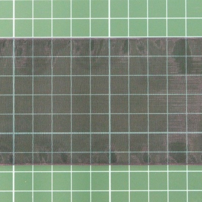 Faixa preta quadriculada sobre superfície verde quadriculada