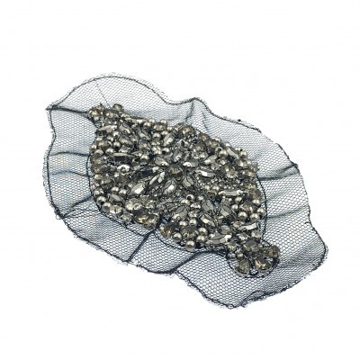 Aplicação decorativa com pedras prateadas em rede preta