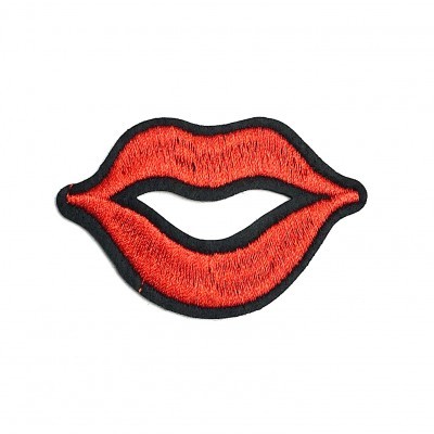 Emblema bordado vermelho em forma de lábios com contorno preto