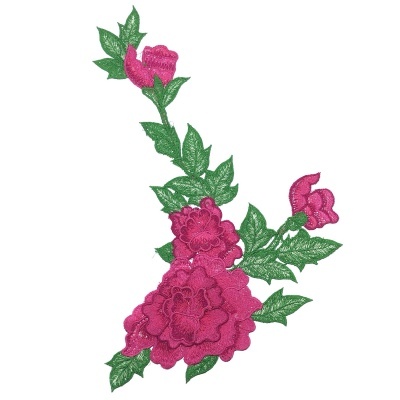Aplicação bordada de flores rosa e folhas verdes em tecido