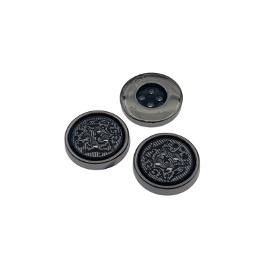 Três botões redondos escuros, dois com padrão em relevo e um liso com quatro orifícios.