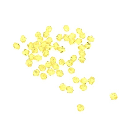 Contas amarelas facetadas transparentes sobre fundo branco