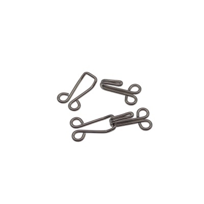 Mosquetões metálicos pequenos prateados sobre fundo branco