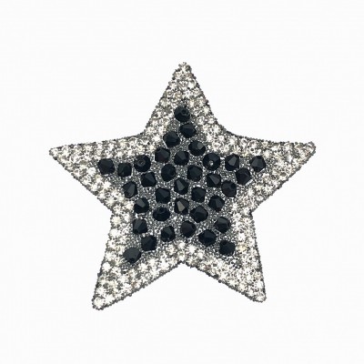 aplicação em forma de estrela com pedras brilhantes prateadas e pretas