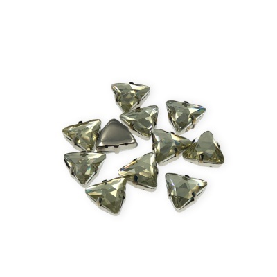 Pedras triangulares facetadas cinza transparentes com costas pretas