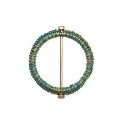 Acessório redondo para prender tecidos com fios azuis e dourados