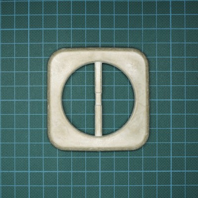 Fivela quadrada creme com barra central sobre superfície verde com padrão de grade azul clara