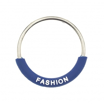 Argola metálica com revestimento azul e texto 'FASHION'.