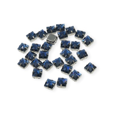 Cristais quadrados azuis com base metálica em fundo branco