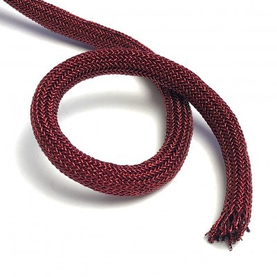 Cabo trançado vermelho com textura entrelaçada sobre fundo branco