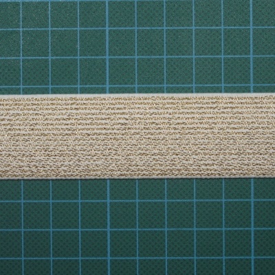 Faixa de tecido bege trançado sobre tapete cortante verde com quadrículas