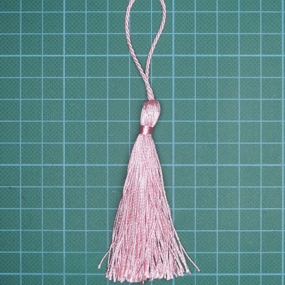 Borla cor-de-rosa sobre quadrícula verde