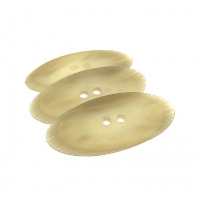 Três botões bege ovalados com duas perfurações centrais