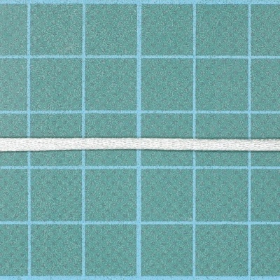 fio branco sobre superfície de grelha azul