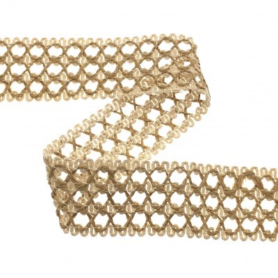 Tira de renda bege com padrão de corações entrelaçados