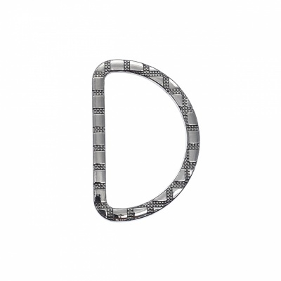 Presilha metálica prateada com padrão quadriculado