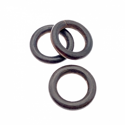 Três O-rings pretos de borracha sobre fundo branco