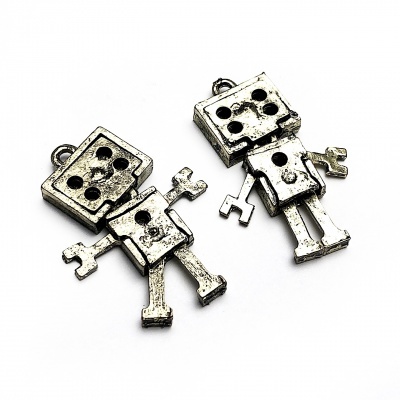 Pendentes metálicos prateados em forma de robôs com orifícios circulares na cabeça