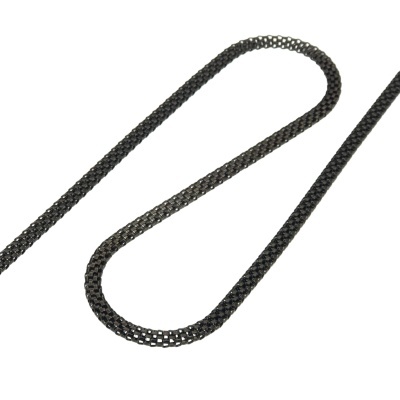 Corrente metálica preta entrelaçada sobre fundo branco