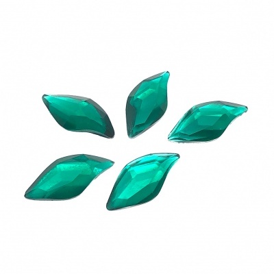 Cinco brilhantes verdes esmeralda em forma de folha sobre fundo branco