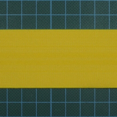 Fita adesiva amarela sobre superfície quadriculada azul escuro