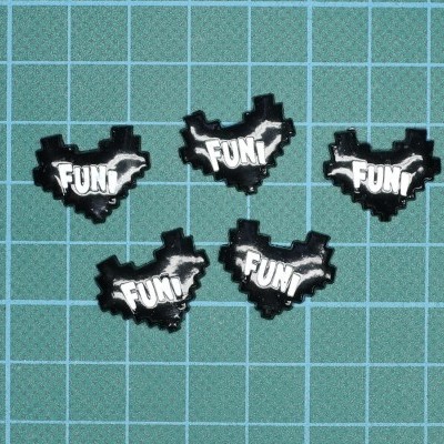 Cinco patches em forma de coração com a palavra FUNK sobre fundo azul quadriculado