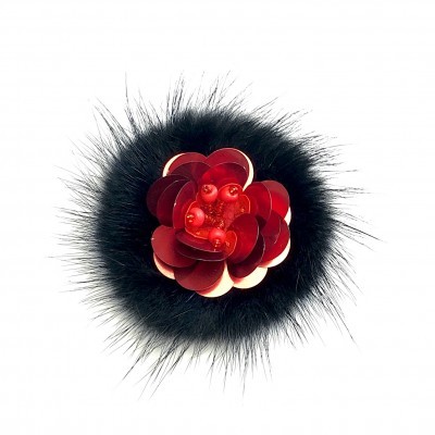 Broche com base de pelo preto e flor vermelha metálica no centro