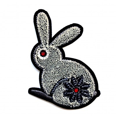 Patch bordado em forma de coelho cinzento com detalhes pretos e vermelhos