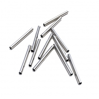 tubos metálicos cilíndricos prateados sobre fundo branco